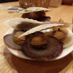 びっくりうどん - 座り席お通しのミニ帆立(2015/4)