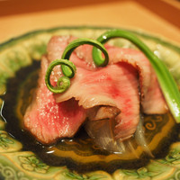 日本料理 晴山 - ローストビーフと新玉ねぎ