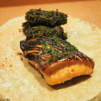 日本料理 晴山 - 焼き物は、トキシラズ、アスパラを海苔で巻いて揚げたもの