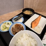 松屋 - 料理写真:炙り焼鮭朝定食 ミニ牛皿　700円