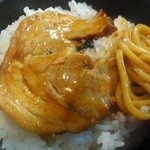げたや - ライスにチャーシューを乗せ、ぱくり…ウマ