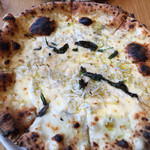 ダ・ボッチャーノ グランツリー武蔵小杉店 - しらすとガーリックのピザ