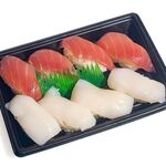 京樽ガーデン - 料理写真:マグロとイカのにぎり