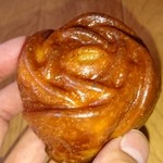 パティスリー べべ - 薔薇のカヌレ