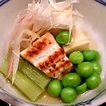 衛藤 - 焚合(高野豆腐、ふき、えんどう豆、焼き穴子)