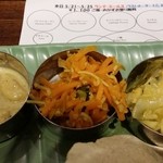 ケララの風II - ミールス5：バナナのカーラン、ニンジンのトーレン、キャベツのクートゥ