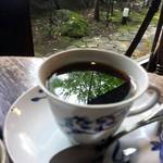 茶房 糸屋 - 木々が写り込む珈琲