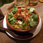 Gatito - エローテ（￥800）。コーンとカッテージチーズ、パクチーにチリパウダー。これは美味しい！