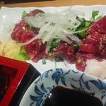 鮮菜居酒屋　とだ屋 - 確か熊本から仕入れてる馬刺で、この溜まり醤油との相性が抜群　旨い！