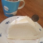 銀座コージーコーナー  - 料理写真:今日は朝からケーキ( ´ ▽ ` )ﾉ 家の外壁の塗り替えをお願いしたら、昨日の夜、営業マンがケーキ持ってきてくれたのですよね。