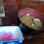 鴨鶴 - 釜飯セットに付く味噌汁と漬物