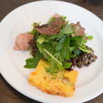 BISTRO Lanterne - 前菜の盛り合わせ 中央は有機野菜のサラダ