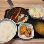 吉野家 - 料理写真:厚切り豚角煮定食、から揚げ2個、生野菜サラダ