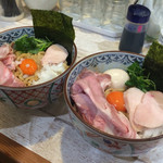 中華そば 四つ葉 - 濃厚たまごのまぜそば(右は特製)