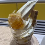 杉養蜂園 - 料理写真:巣房蜜ソフトクリーム 巣房蜜(すぼうみつ)とは、ミツバチが巣の中に貯蔵した完熟の天然はちみつを、巣ごと切り出した食品のこと 「コムハニー」や「巣みつ」とも呼ばれます とのこと