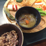 森の家庭料理レストラン - ランチ(¥1,840) 盛り付け例 玄米、みそ汁、ご飯の友など