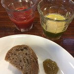 森の家庭料理レストラン - ランチ(¥1,840) 盛り付け例 箸休め パンとジャム、トマトジュース、自分で作る野菜ジュース(セロリ多め)