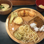 森の家庭料理レストラン - ランチ(¥1,840) 盛り付け例 揚げ物、パスタ、カレー、野菜なべ、素麺
