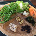 森の家庭料理レストラン - ランチ(¥1,840) 盛り付け例 生野菜、豆3種