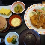 さんぞくや - チキン南蛮定食（820円）・・かなりのボリュームです。
            定食類に関しては、ご飯はお代わり無料だそう。