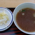 ラーメン 一代 - ラーメン一代 ＠東葛西 野菜炒め定食に付く白菜の漬物とスープ
