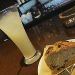 熊野カフェ - ゆずジュースとプルーンのケーキ