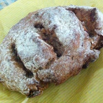 ベーカリー燈 - くるみといちじくのライ麦パン ¥200