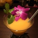 SHOTBAR Q's CASUAL - マンゴーとラム酒のカクテル