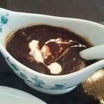 ハヤシソースには隠し味で味噌が入っていて和風の風味。