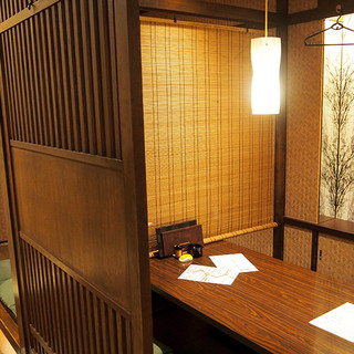 Enjoy your meals in peace in a semi-private room. We provide a relaxing horigotatsu.
