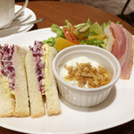 上島珈琲店 - 料理写真:コールスローサンドセット こちらはパンがほの甘い 関西系列のチェーン店のパンはそういう傾向な気が。