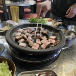 豚 is 赤黒 - 