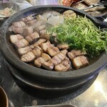豚 is 赤黒 - 