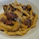 ビッレリア バブルクラフト - 馬肉の煮込みと揚げ茄子、ねじりパスタ「ジリ」
