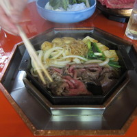三嶋亭 本店 - 既に肉1枚食べて野菜投入炊き炊きタイム！