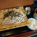 更科 - ざるそば　（￥500）　コシは弱いですが美味いです 　本山葵、小瓶で提供(^.^)