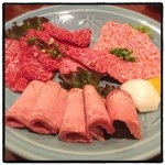 牛新 - 手前のタンは国産でしょうか。脂の乗りは良かったものの、やや臭みがあったのが残念。
      右奥の三角バラは常陸牛のもの。タレと脂の甘味がマッチしてました。
      左奥は常陸牛のランプ。隠し包丁がかなり入っていて食感が悪く、臭みも強くて不味かったです。