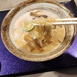 浮世離れのMEN DOROBO - 麺のリフトアップ