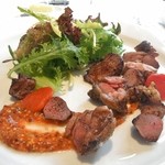 シュマン - 仏シャラン産クロワゼ鴨も3皿サーヴィス　腿肉と内臓のサラダ仕立て