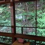 紅葉屋本店 - 店内から滝が見えます。