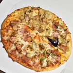 ドミノピザ - 料理写真:香ばしバター醤油キノコとごろごろミートの秋クワトロ・Mサイズ(2,890円)2026年9月