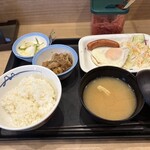 松屋 - 料理写真:暫く待つと食券の番号がモニターに表示されて注文した朝食530円の出来上がりです。