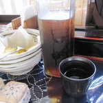 手打ちうどん　古奈門 - お冷はお茶・天カス