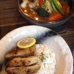 道内産若鶏の香草焼きと野菜のカレー