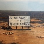 INDIAN PACIFIC - 道も無い大平原の真っ只中なのに、なぜか落書きが(＠_＠;)