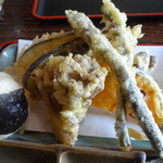 Soba Doujou Sakurano - 天ぷらあっぷ！山のアスパラしおで、擦った自然薯などがありました^_^