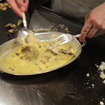 横浜うかい亭 - 切り分けてソースにぶち込む・・・