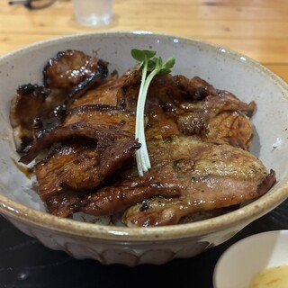 炭火焼豚丼 とんび_1