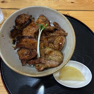 炭火焼豚丼 とんび_0