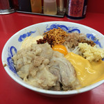 ジャンクガレッジ 東大宮 - まぜそば(全増し、アブラとニンニクダブル、子豚増し)